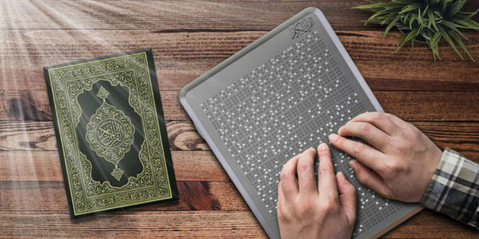 Seorang tunanetra sedang membaca Mushaf Alquran Braille