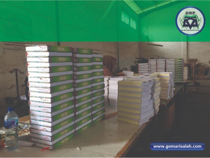 Aktivitas produksi massal di pabrik Alquran Gema Risalah Bandung