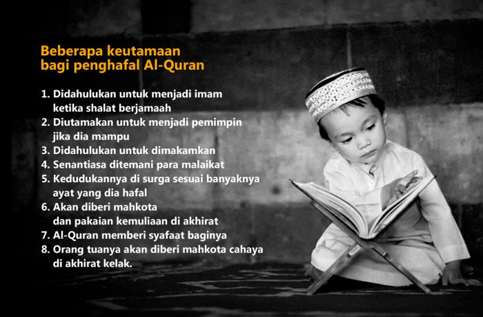 Seorang santri penghafal Alquran sedang murojaah hafalan di masjid
