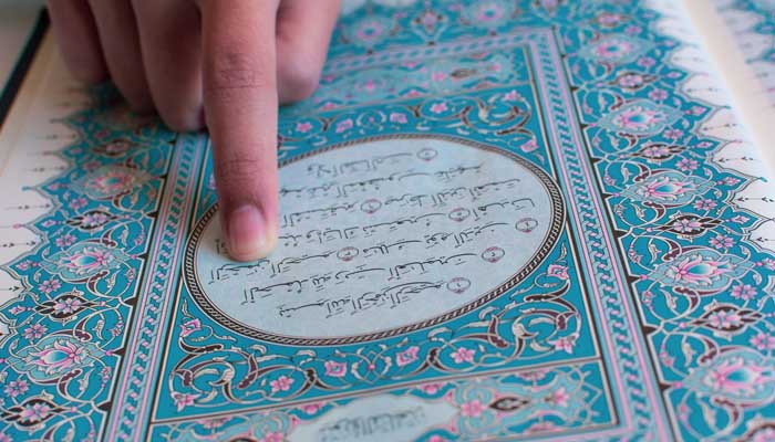 Ilustrasi adab mendengarkan Alquran dengan khusyuk