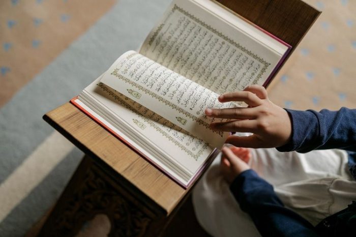 Berbagai jenis mushaf Al Quran di atas rehal