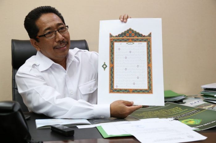 Seorang santri sedang membaca Mushaf Alquran Standar Kemenag