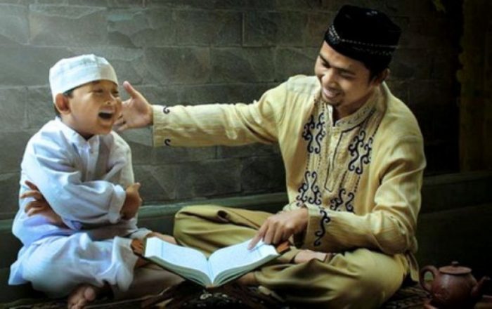 Keluarga Muslim sedang mempelajari Alquran bersama