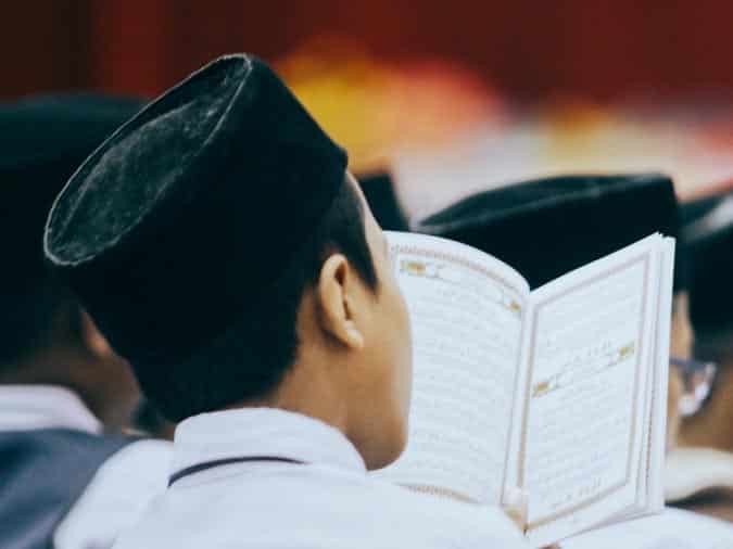Seorang santri sedang mempraktikkan metode menghafal Alquran
