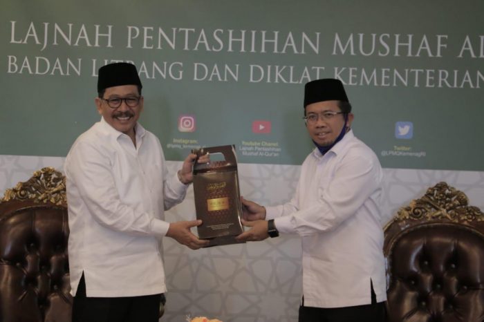 Logo Kementerian Agama dan tumpukan Al-Qur'an standar