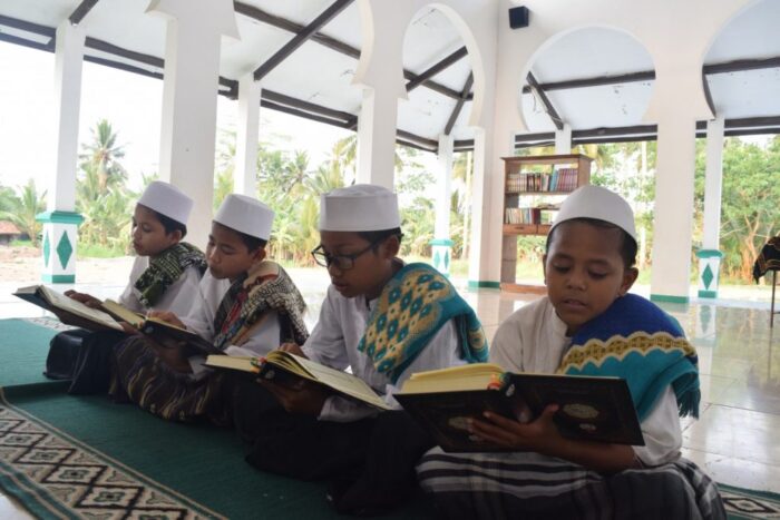 wakaf alquran untuk sekolah dan pesantren