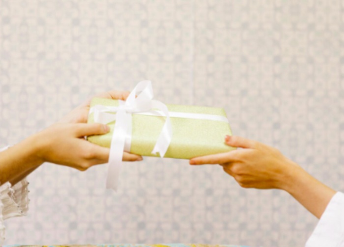 etika memberi hampers